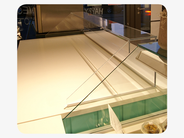 Hauben und Vitrinen aus Plexiglas für Museen, Messebau und Privat